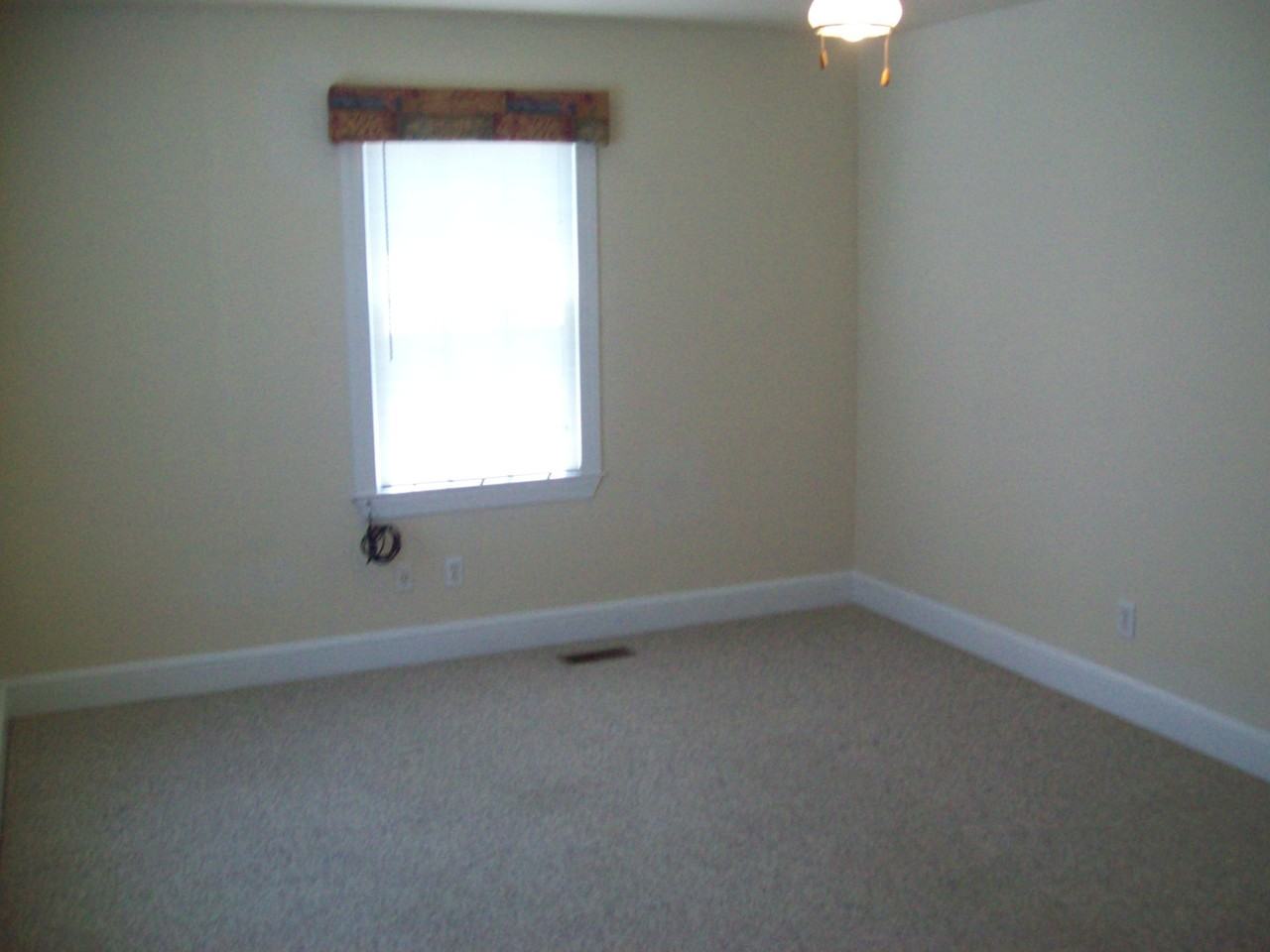 711 E 11th St - Photo 2 of 7