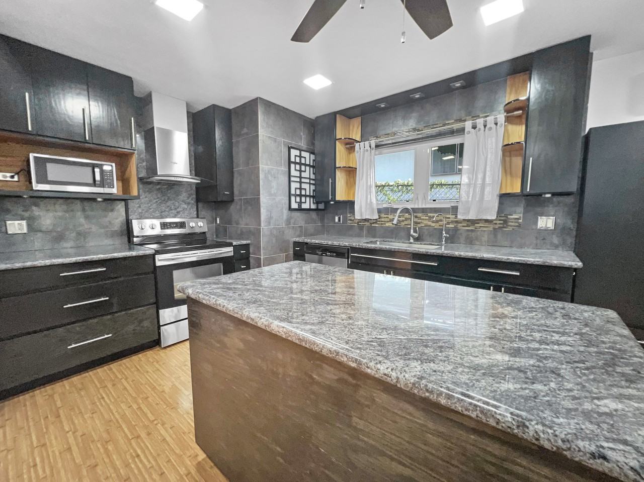 736 North Kuakini Street - Photo 3 of 21