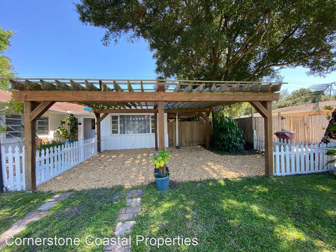 1560 Maravilla Ave - Photo 3 of 32