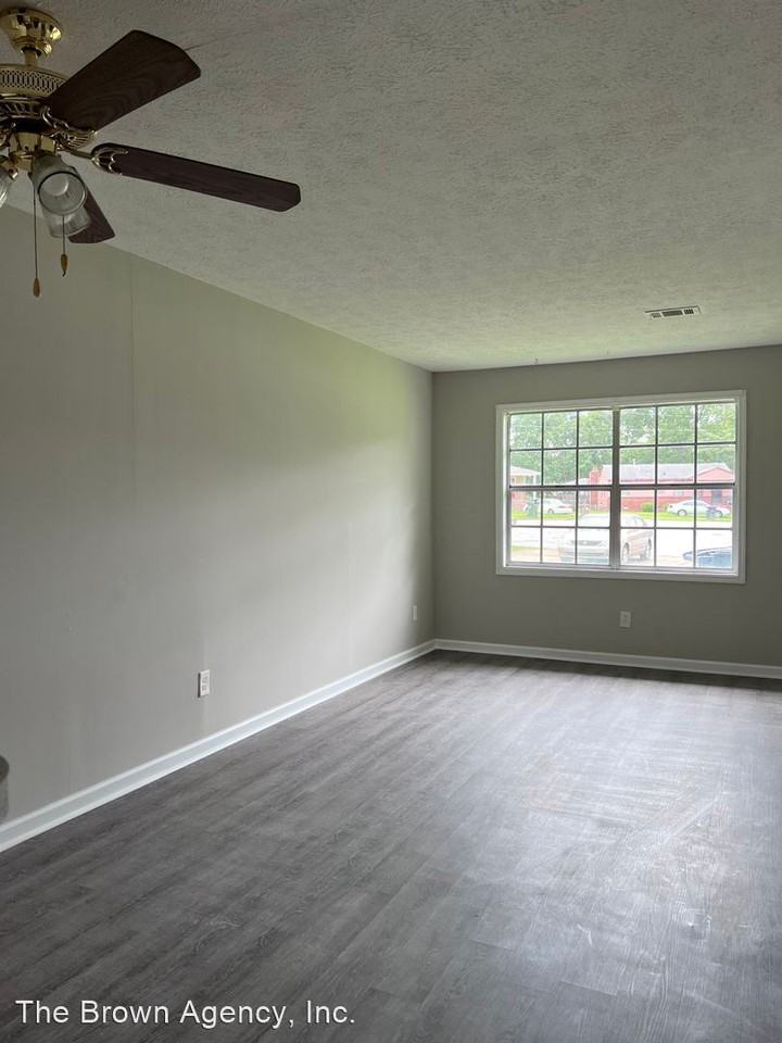 1309 Glenn Cr. A-B - Photo 2 of 8