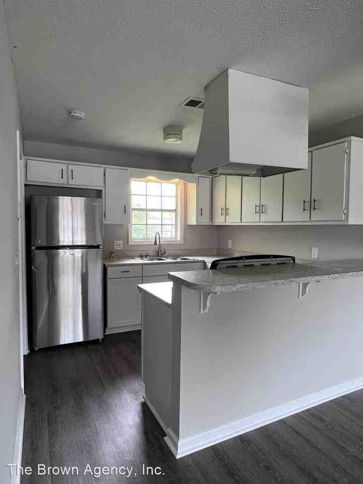 1309 Glenn Cr. A-B - Photo 3 of 8