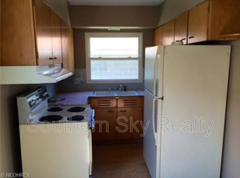 220 Stoddard Ave - Photo 2 of 8