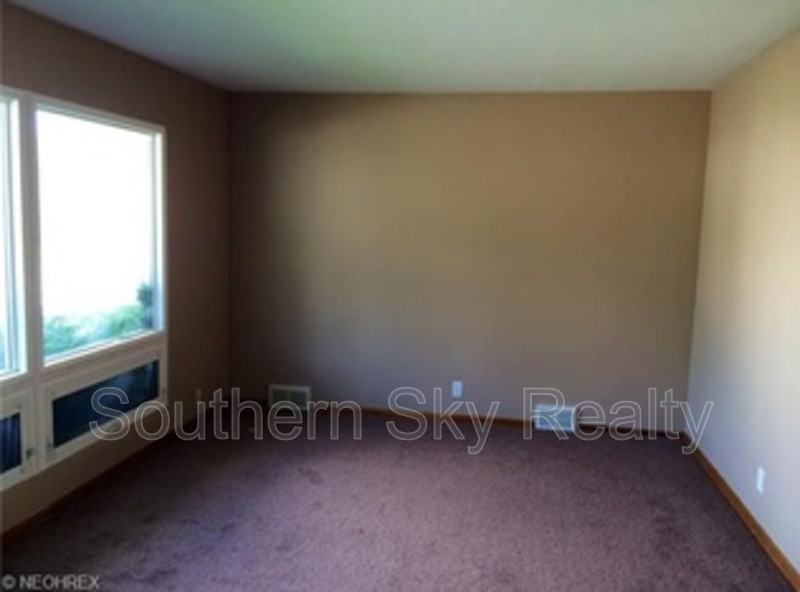 220 Stoddard Ave - Photo 3 of 8