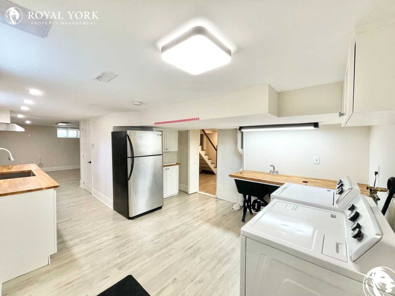 36 Elizabeth St S - Photo 3 of 50