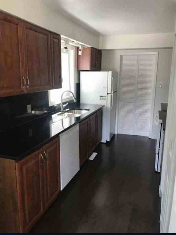 58 Gillespie Cres - Photo 3 of 10