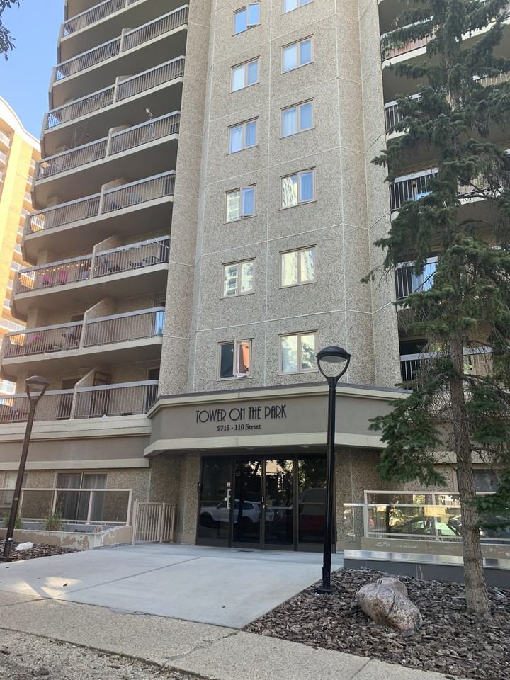 Downtown 1 bed 1 bath condo!*Underground Parking*Balcony*1 Month 1/2 Price! - Photo 3 of 33