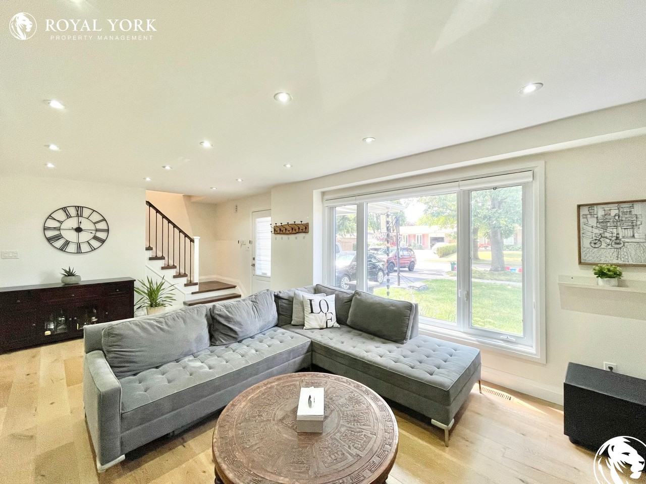 1321 Oxford Ave - Photo 2 of 50