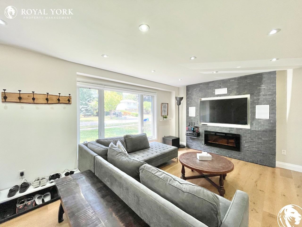 1321 Oxford Ave - Photo 3 of 50