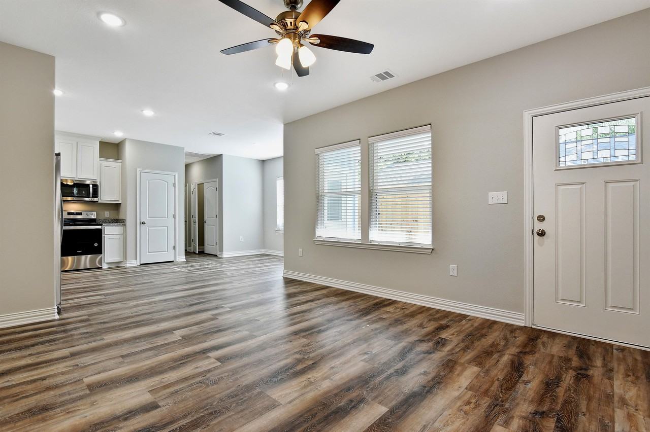 519 W Bond St #1 - Photo 3 of 11
