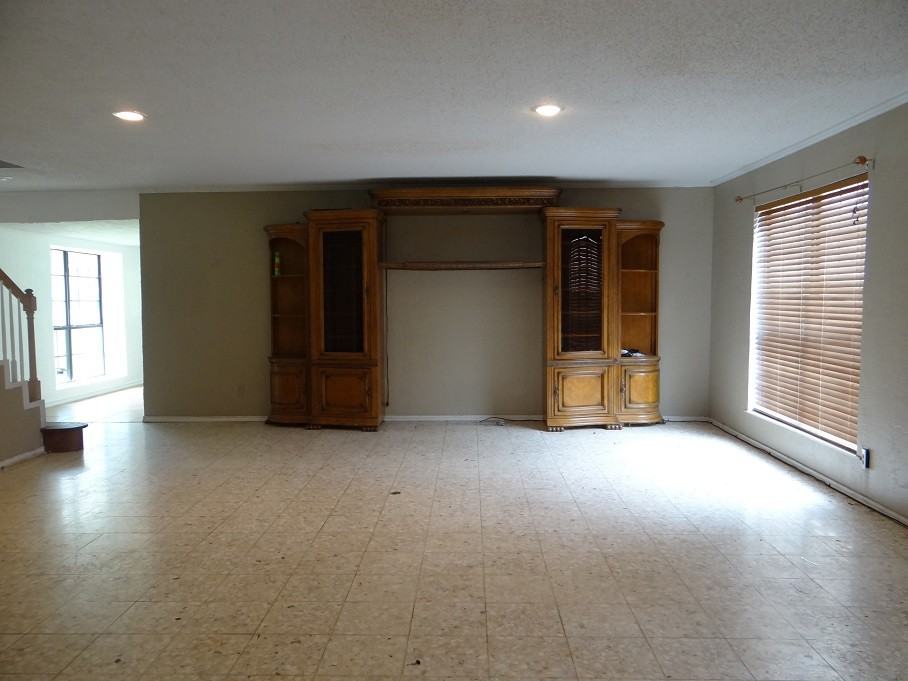 251 W Pineshadows Dr - Photo 2 of 12