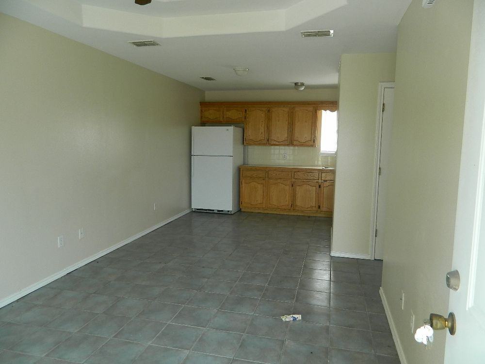 208 Begonia St - Photo 2 of 5