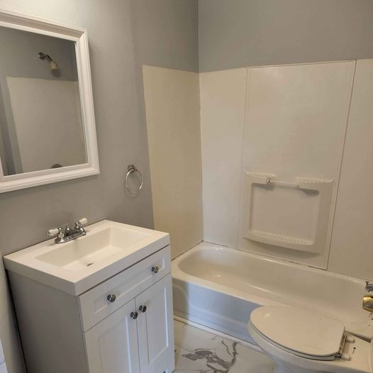 536 Hall St #1 - Photo 4 of 10