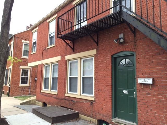 208 E Walnut St - Photo 2 of 6