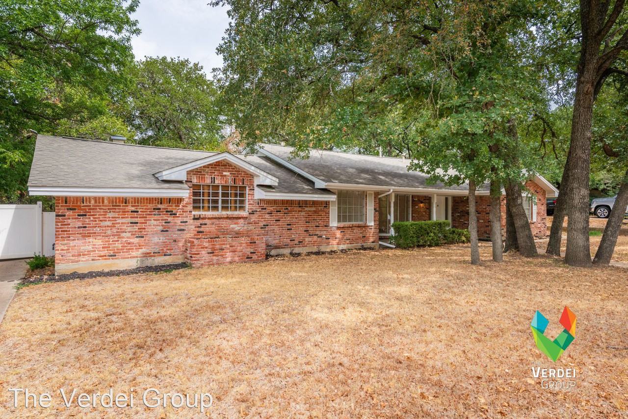 1108 Martha Dr - Photo 3 of 27