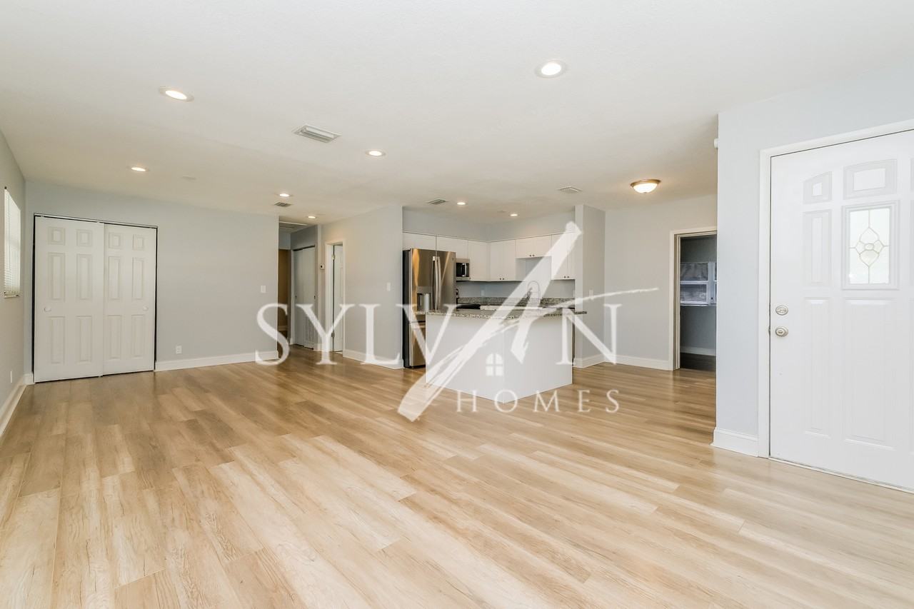 6418 Yosemite Dr - Photo 3 of 15