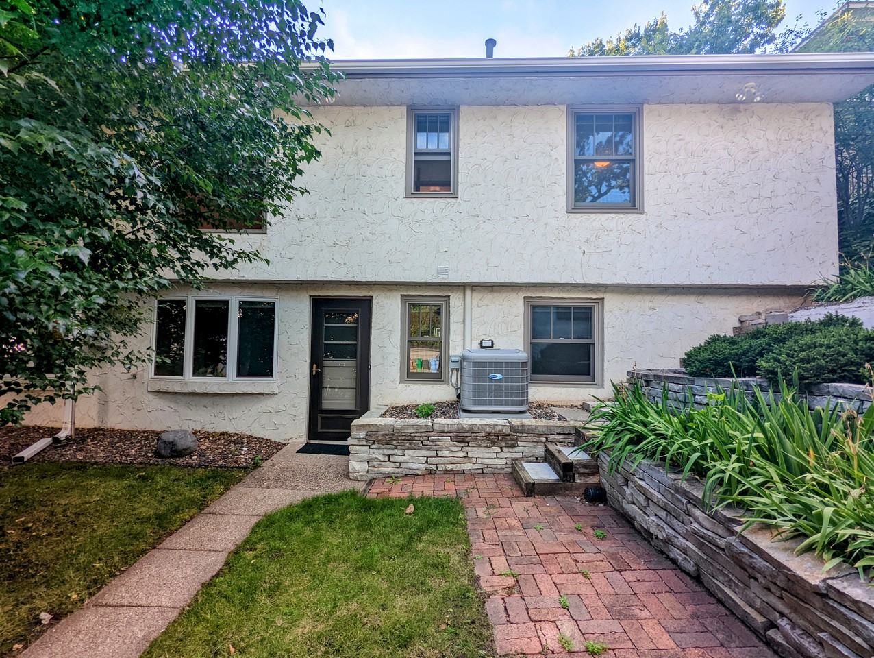 2111-2115 Irving Ave S - Photo 2 of 18