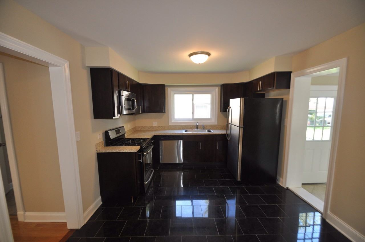 9852 Schiller Blvd - Photo 3 of 9