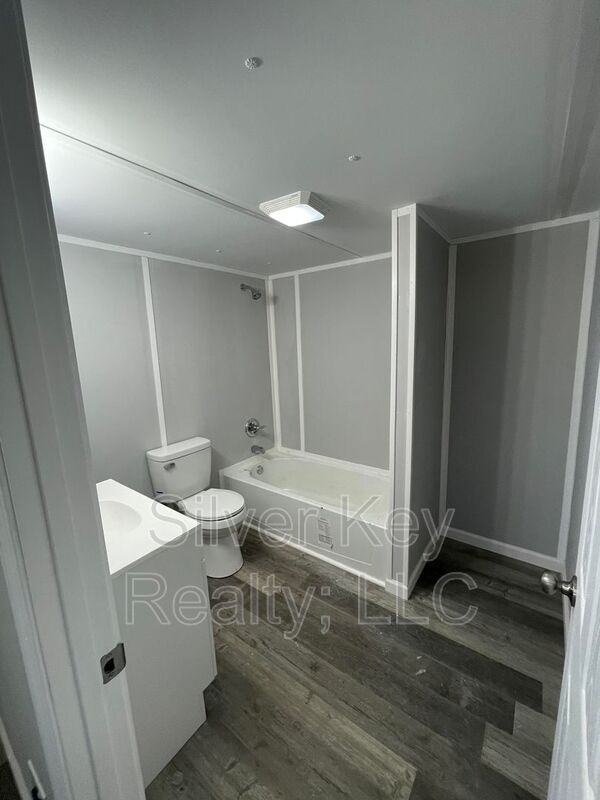 1004 S Jackson St #B5 - Photo 7 of 12