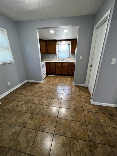 2111 N 28th St - Photo 3 of 9