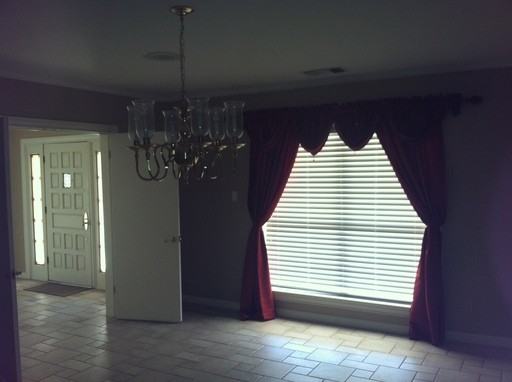 1202 Queens Ct - Photo 3 of 14