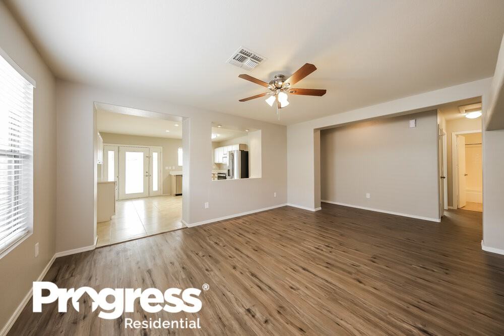 10514 W Louise Dr - Photo 3 of 21