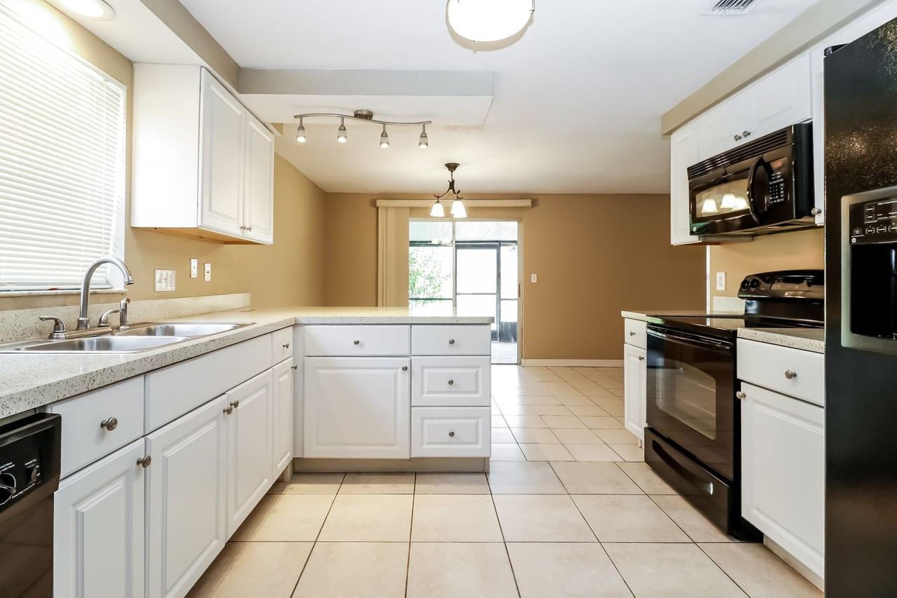 16006 Sagebrush Rd - Photo 3 of 14