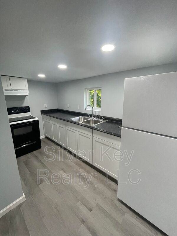 154 South Jackson Street #C - Photo 7 of 8