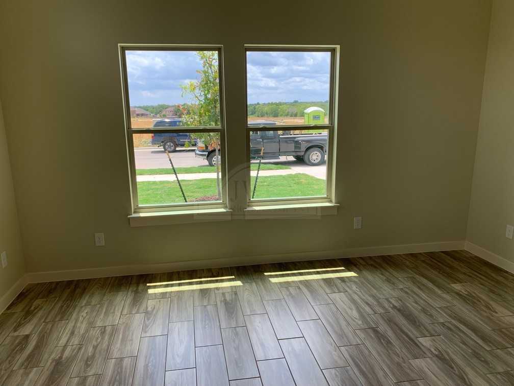 5005 White Rose Dr - Photo 3 of 16