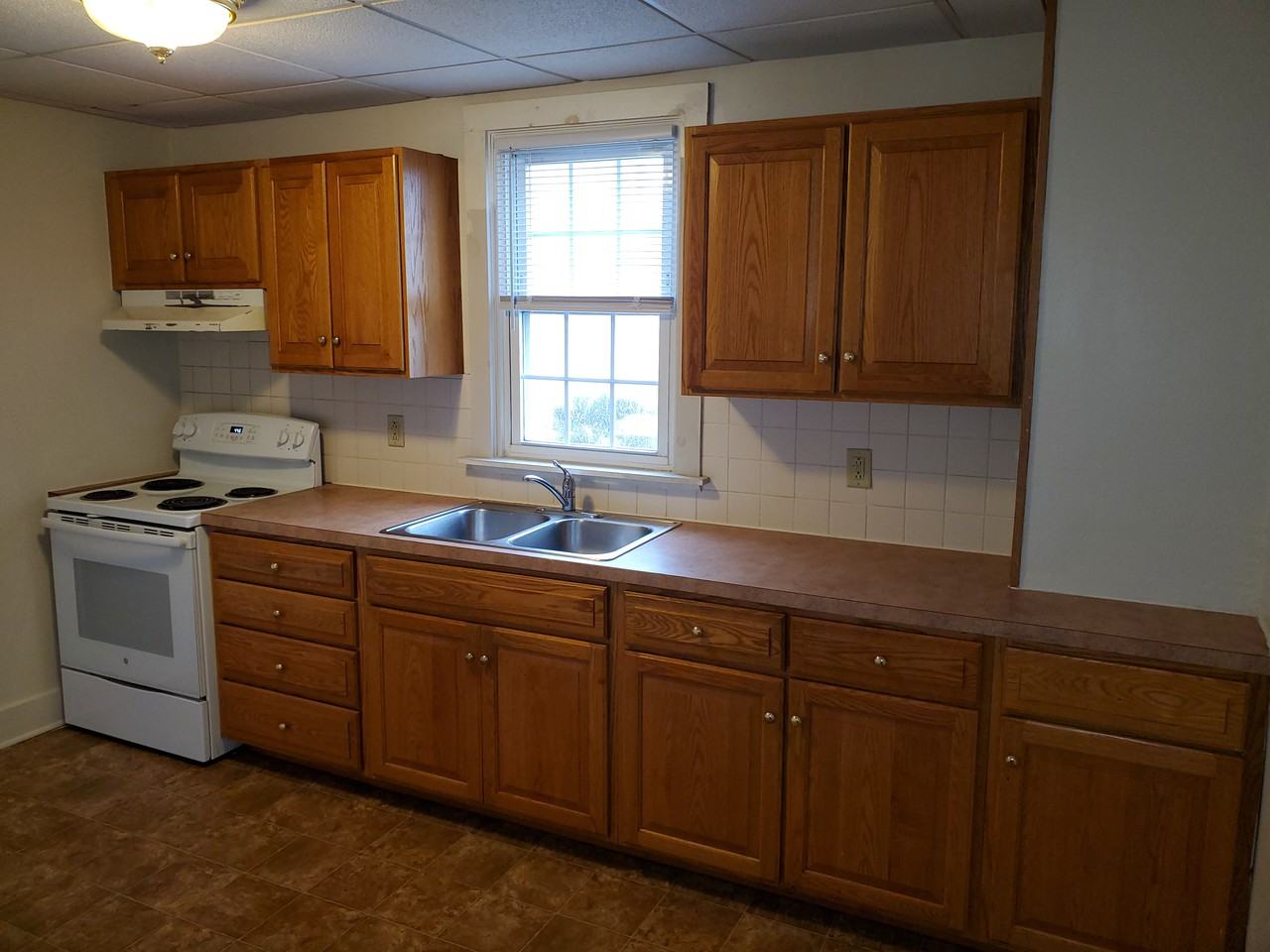 105 S Railroad Ave - Photo 2 of 7