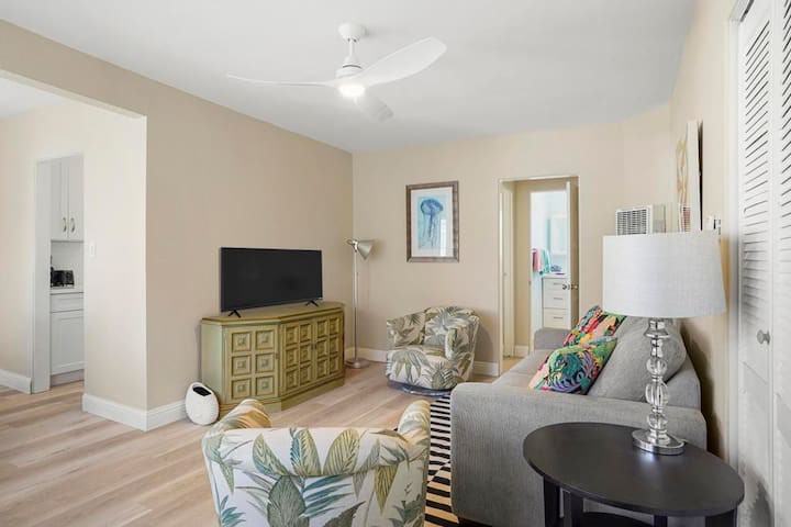 725 Whiting Court #725 - Photo 4 of 19