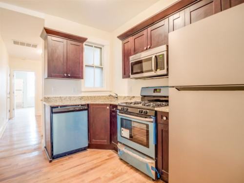 70 Rose Ave - Photo 2 of 11