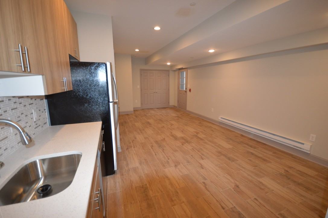 1948 E York St Apt 1b #1B - Photo 3 of 8