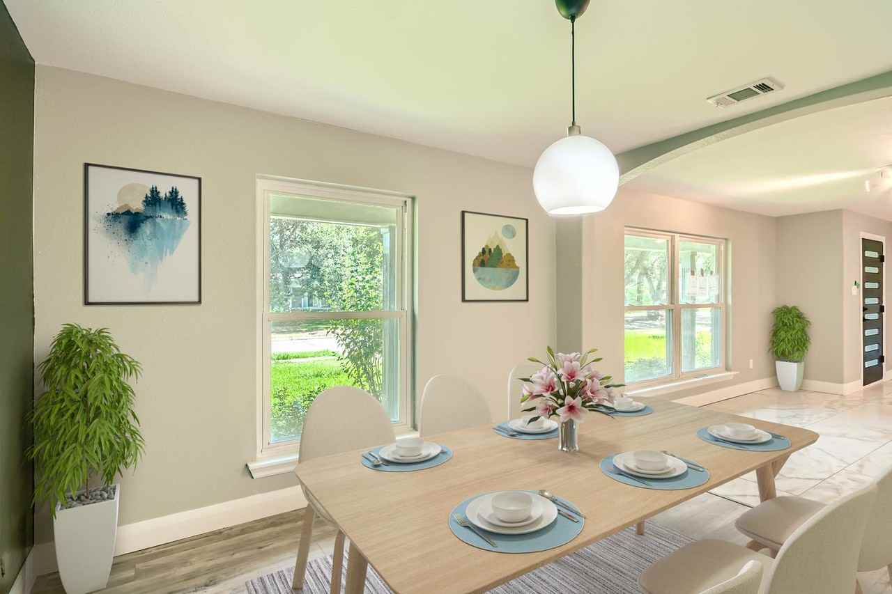 Spacious & renovated Preston Hollow home with big backyard - Photo 2 of 23