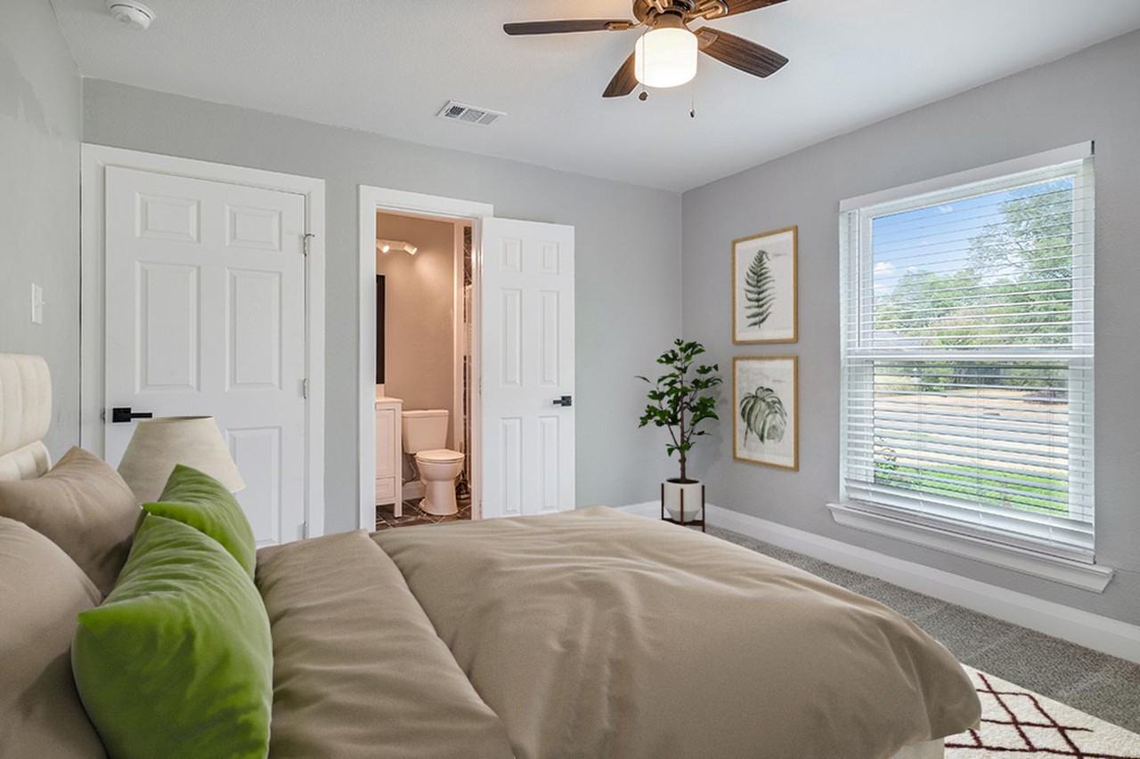 Spacious & renovated Preston Hollow home with big backyard - Photo 4 of 23