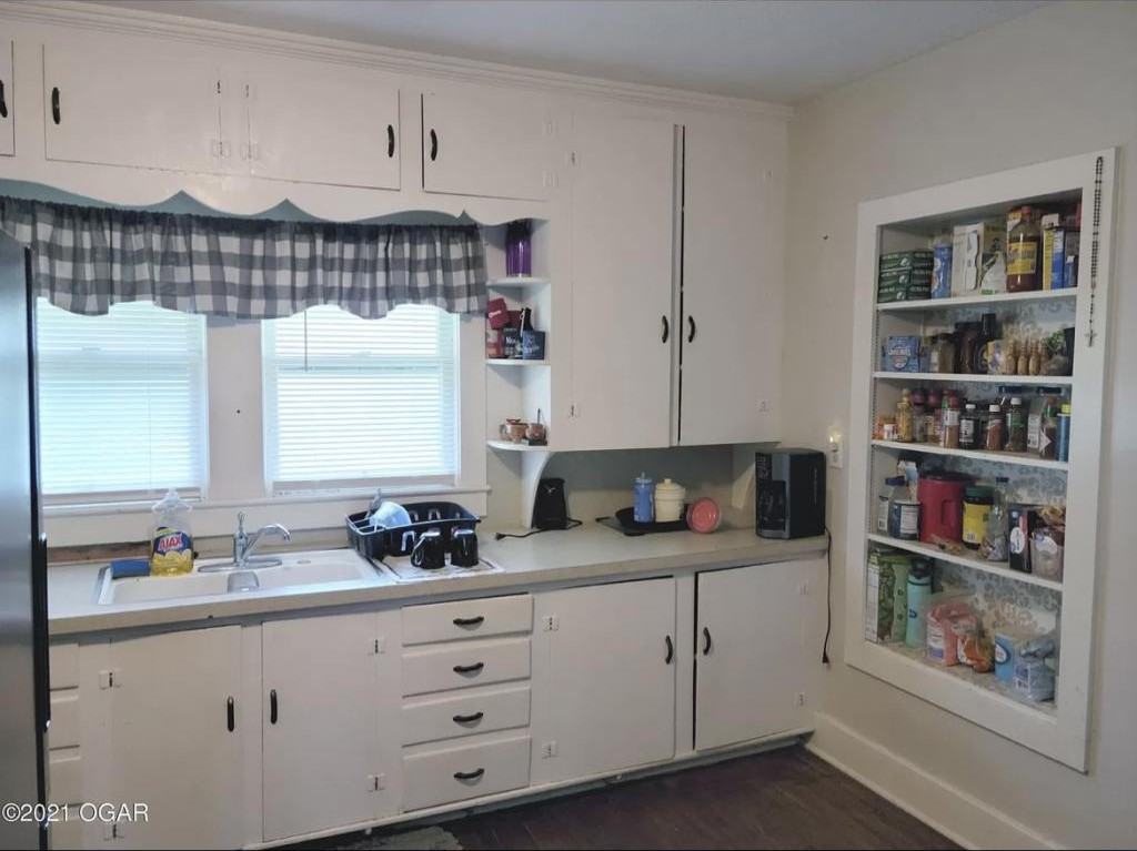 1005 E 12th St - Photo 2 of 7