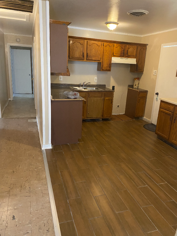 1121 Sumner St - Photo 2 of 5