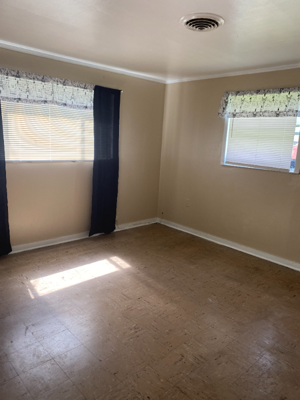 1121 Sumner St - Photo 3 of 5