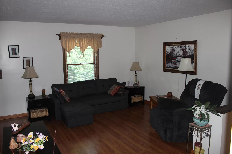 7673 Yosemite Dr - Photo 2 of 17
