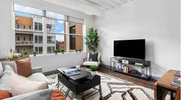 featured image of 949 W Dakin St #2-2