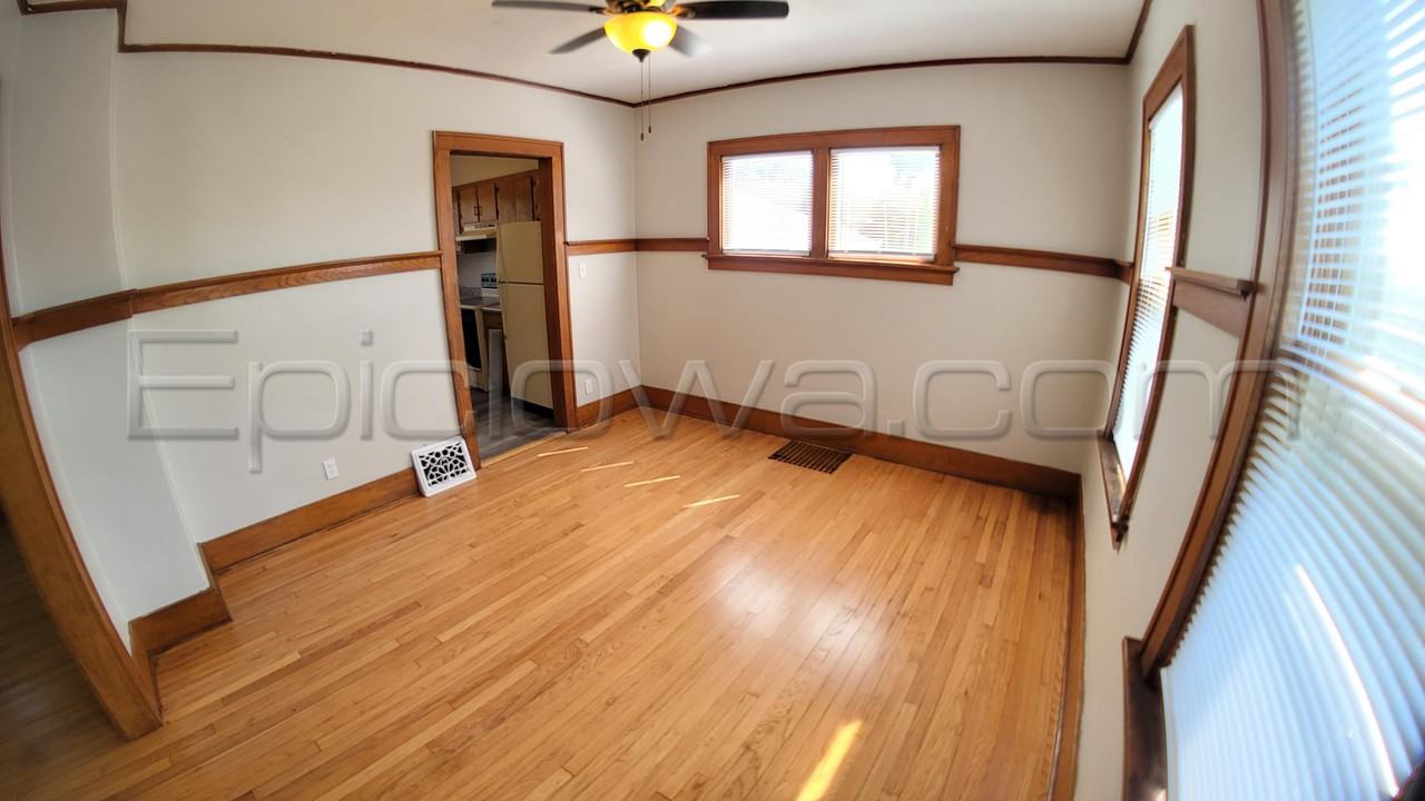 1112 Maplewood Dr Ne #1 - Photo 4 of 19