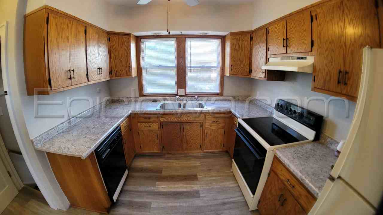 1112 Maplewood Dr Ne #1 - Photo 5 of 19