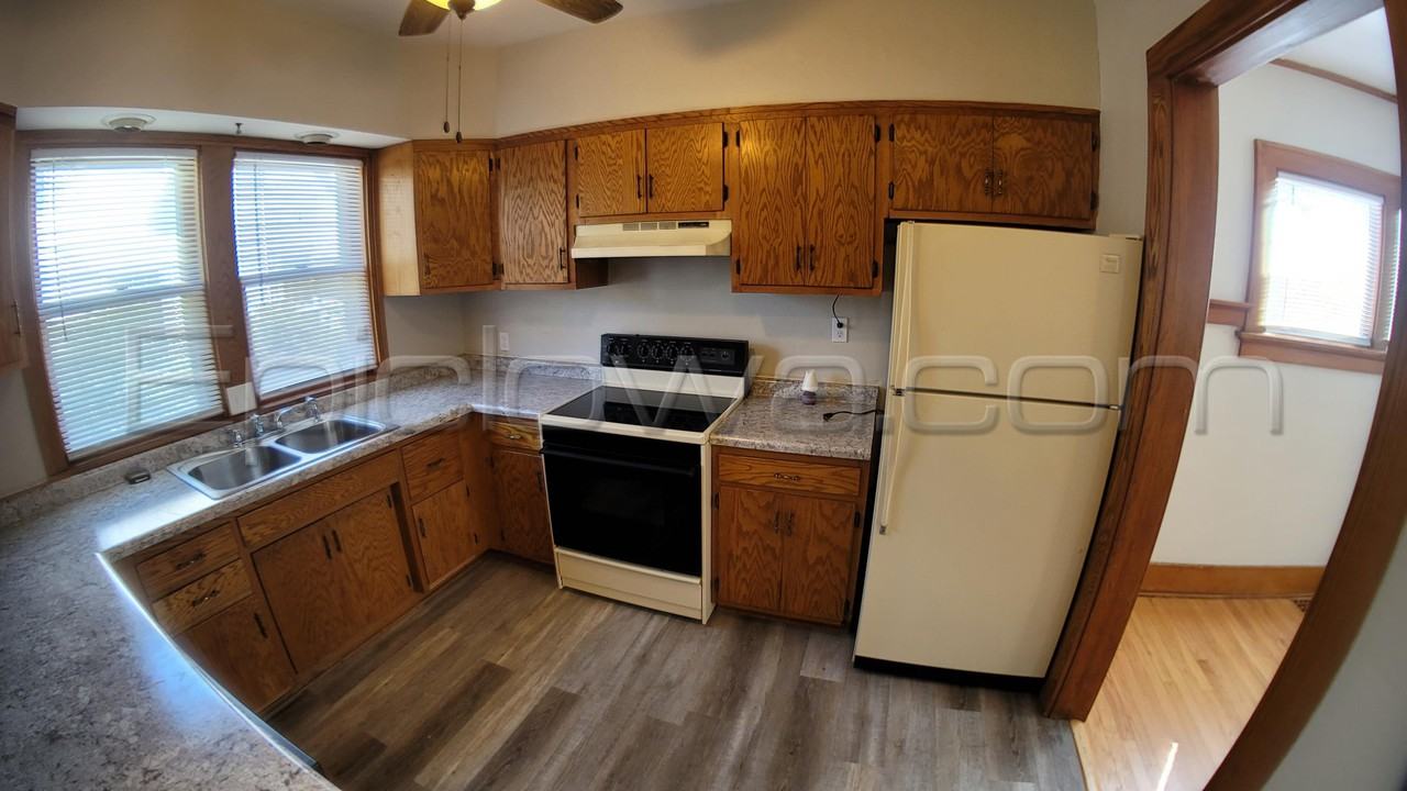 1112 Maplewood Dr Ne #1 - Photo 6 of 19