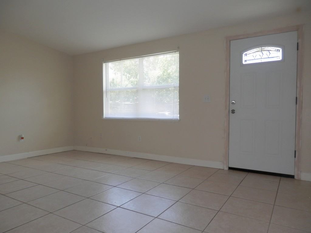 5008 S 87th St - Photo 3 of 11