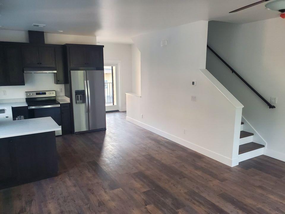 224 Sw J St - Photo 3 of 12