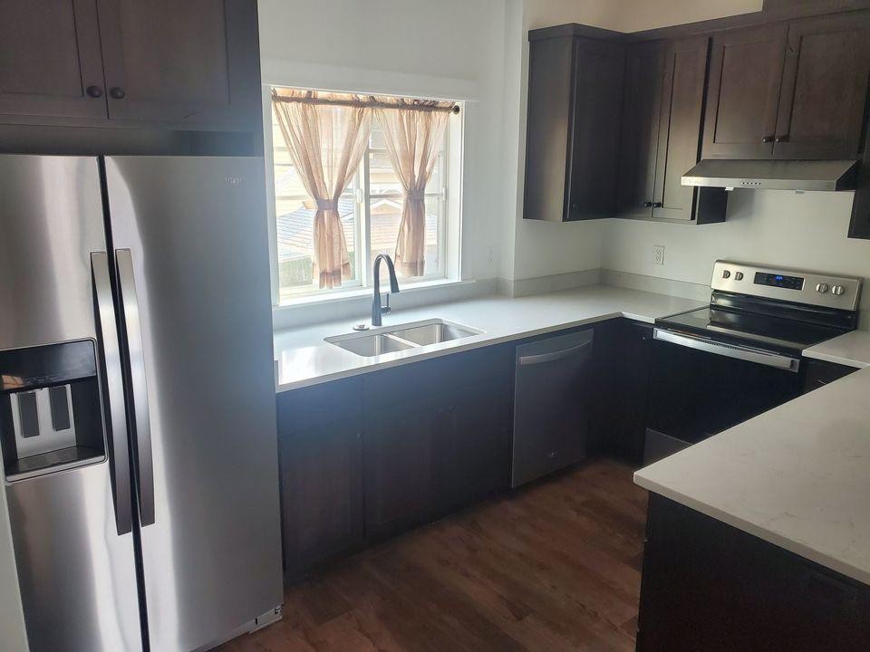 228 Sw J St - Photo 2 of 11