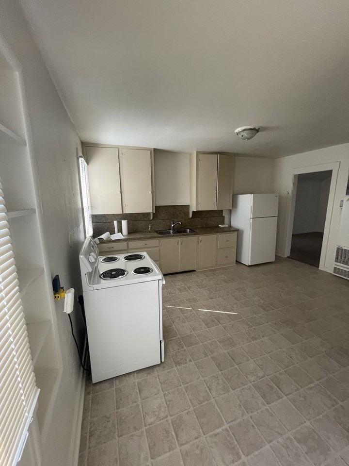 706 706 S. Commercial 1/2 - Photo 2 of 7