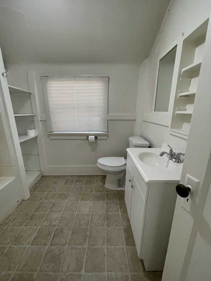 706 706 S. Commercial 1/2 - Photo 3 of 7