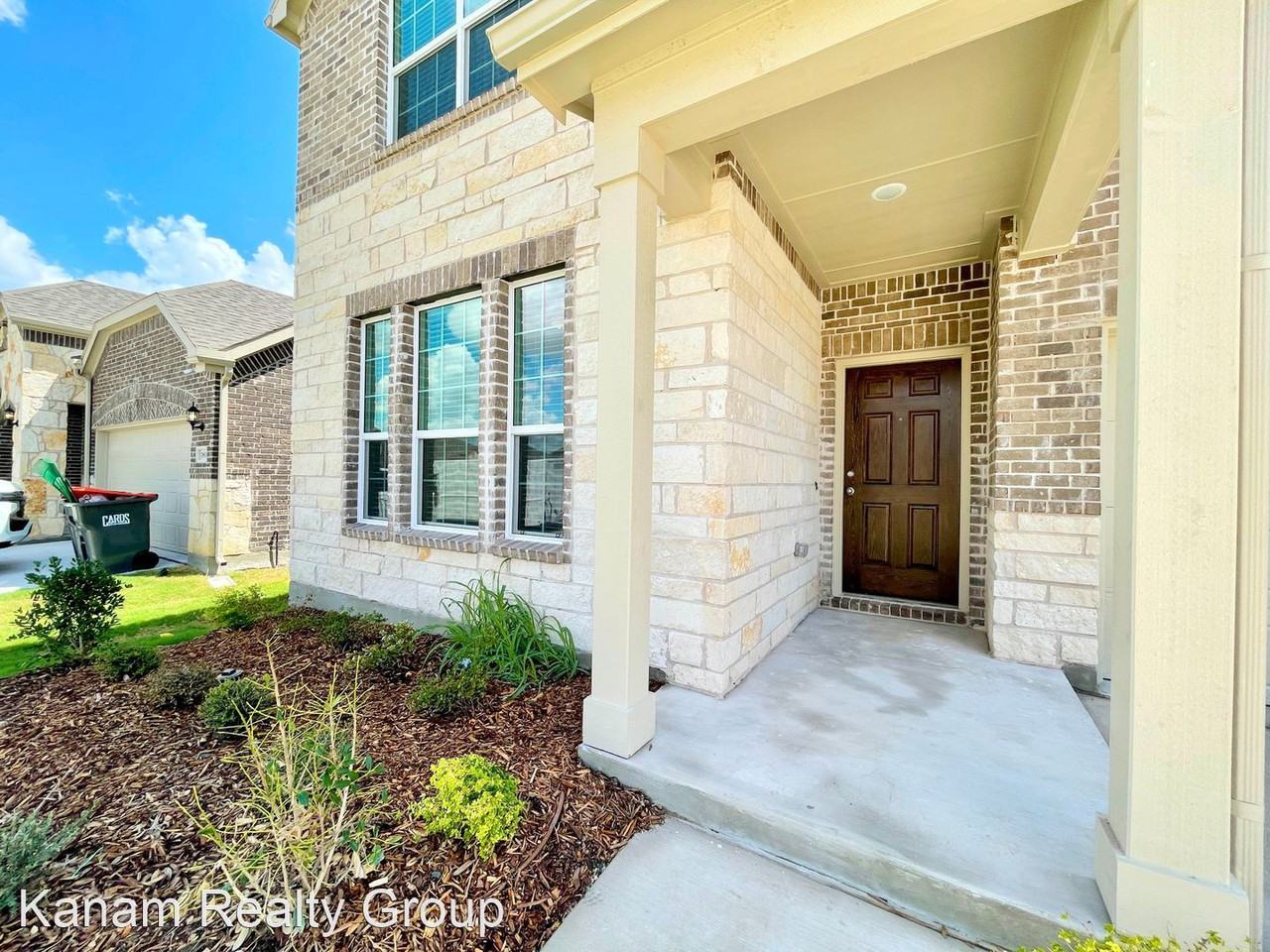 1817 Nelson St - Photo 2 of 43