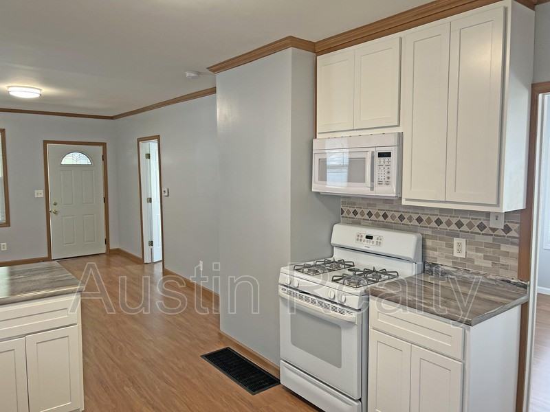 2848 Oakland Ave - Photo 3 of 16