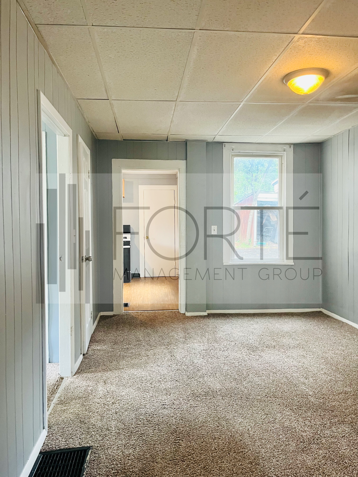 537 Stone St - Photo 3 of 6